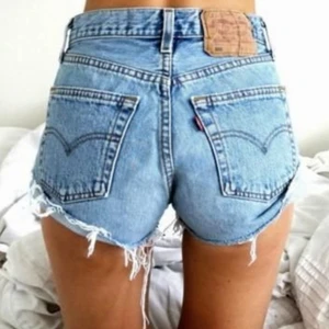 Ombloggade omåttligt populära Högmidjade Vintage Levi's jeansshorts xs No.511 - Med sorg i hjärtat säljer jag mina höga ljusa jeanshorts från Levis som ger en världens snyggaste röv. Dock har jag nu gått upp i vikt så dessa passar inte längre. Passar dig med ett midjemått på 65cm bäst. Har du som mig en stuss på 98-99cm omkrets kommer de alltså inte att passa. Skriv vid funderingar. Priset är också såklart diskuterbart vid snabba affärer <3
