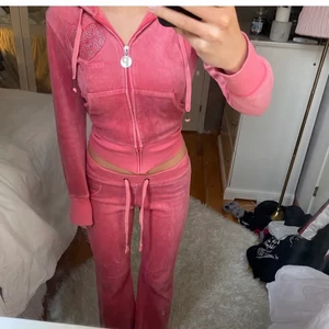Ursnyggt pink set - Säljer mitt ursnygga pink set som jag köpte här på Plick då det inte kommer till användning🙁( lånade foton ). Själv har jag alldrig använt det men settet är i bra skick. Hon på bilden är 165 och innerbenslängen är ca 76cm och midjemåttet ca 66 cm men dem är ganska stretchiga så kan passa nån med lite större mått men även för dem som har mindre då dem har band i midjan. Byxorna är vida/raka, setet påminner och liknar juicy seten. Säljer båda delarna för 400 + frakt men kan även mötas🥰 det står st S men passar Xs/s. 
