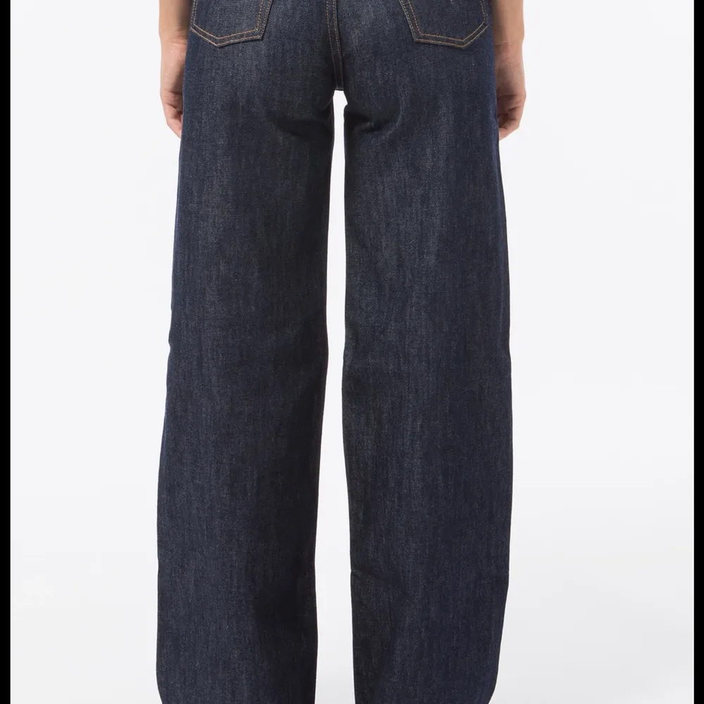 Säljer helt nya oanvända Levis jeans lappen sitter kvar. Långa i benen och hög midja. Storlek w26 L32 och sitter perfekt på mig som är 170. Orginalpris 1200kr, säljer då jag inte tror de kommer komma till användning då jag har andra liknande🫶🏼 frakt 60kr🤍. Jeans & Byxor.