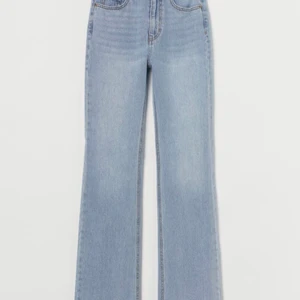 Ljusblå raka ben/ bootcut jeans storlek M  - Dessa byxor är bara testade alldrig använda, dock uppsydda. Bilderna är lånade. Byxorna är köpta för 350 och i bra skick så säljer för 250 + frakt  ❤️