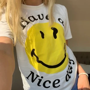 T-shirt från zara - Lånad bild!! Säljer min exat likadana T-shirt från zara som är i nyskick. Skriv om ni har några frågor eller om ni vill ha fler bilder på den. Om det är fler intresserade blir det budgivning 💗