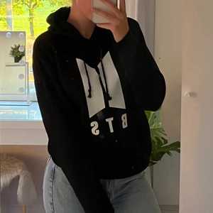 BTS hoodie, Jimin - Svart BTS hoodie med Jimin tryck på baksidan.