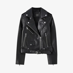 Skinnjacka - Säljer min skinnjacka från Pull&Bear då den tyvärr var för liten och inte gick att returnera. Den är i nyskick med lapp kvar☺️ Köpt för 559kr! Köpare står för frakt. Köp direkt för 400kr inkl frakt!