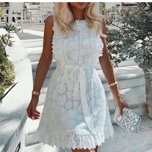 Vit Klänning - Säljer denna super söta vita spetsklänning. Modellen heter Margot och kommer från DM, Dennis Maglic i storlek L men då den är extremt liten i storlek så sitter den bra på mig som normalt har S. Endast använd vid ett tillfälle. Nypris var 800kr och jag säljer den för 600kr🤍