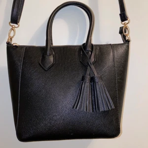 Fin väska  - Använd Max 1 gång, perfekt storlek. Allt man måste ha med sig, får man med sig. Justerbart band som går att ta bort. Ett litet fack inuti och ett med dragkedja. Guldiga detaljer. Snygg väska som tyvärr inte kommit till användning.