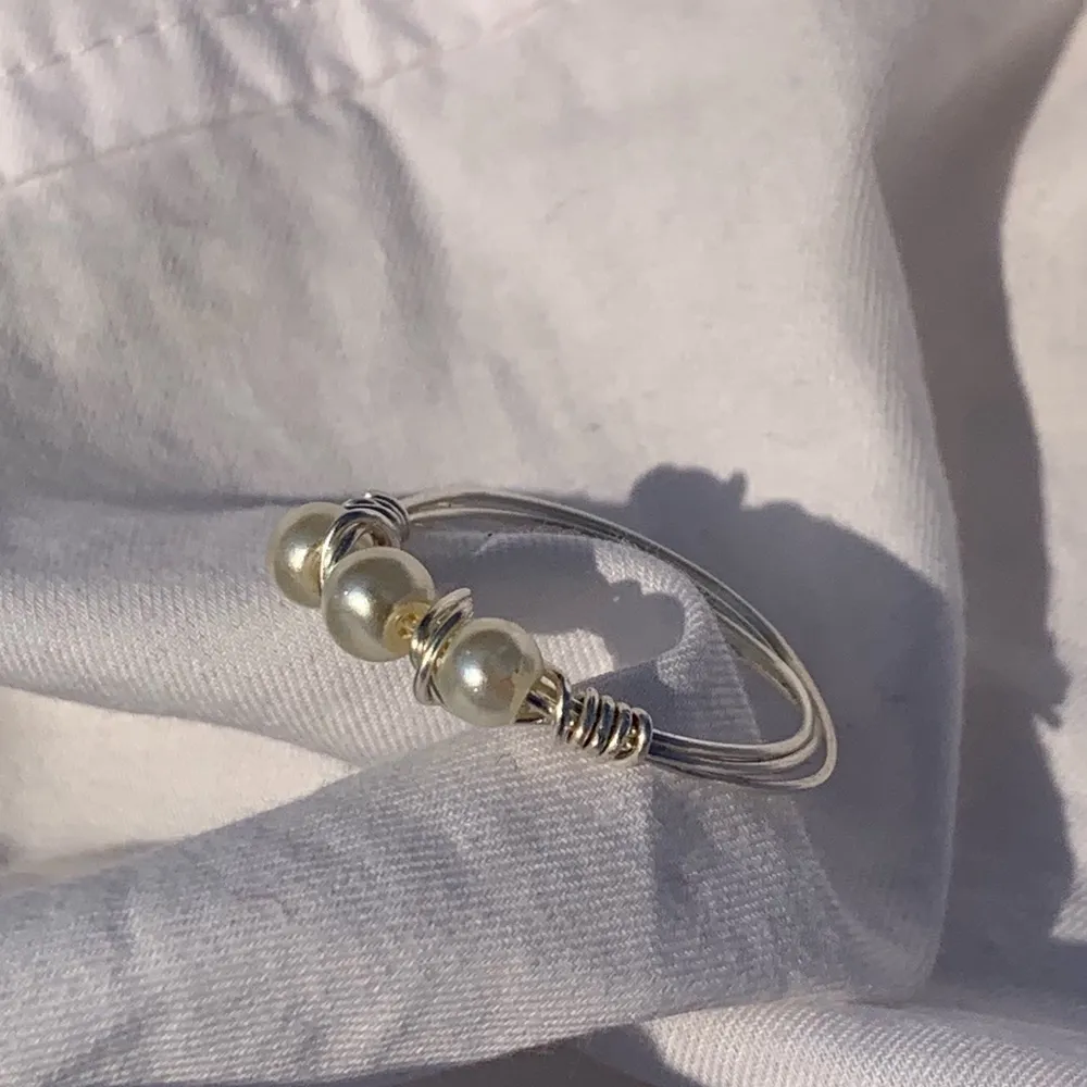 Handgjord ring med offwhite pärlor, och silverpläterad koppartråd.  Storlek: 16mm, 17mm, 19mm (Innerdiametern på ringen). Accessoarer.