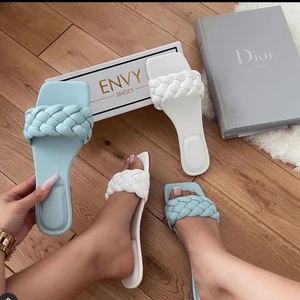 Supersnygga Tofflor  - Jag säljer mina supersnygga tifflor, helt oanvända i färgen vit.