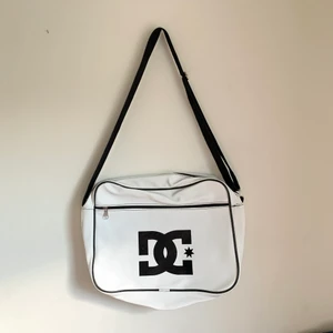 DC väska - större axelväska med skatemärket ”DC” tryck. mycket fint skick och unik!💜💕