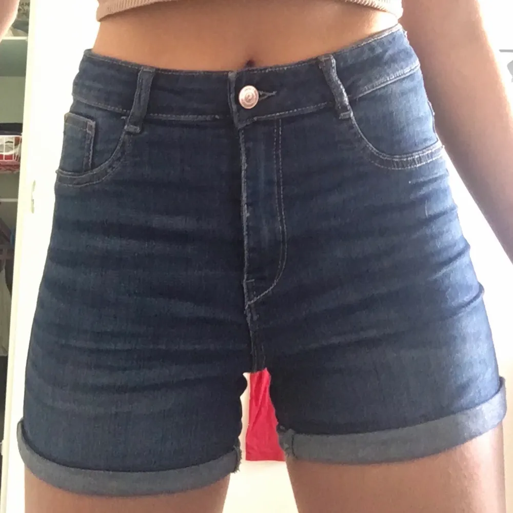 Mörkblå jeansshorts i tajt modell. Från Gina Tricot i storlek 36. Köparen står för frakt🥰. Shorts.