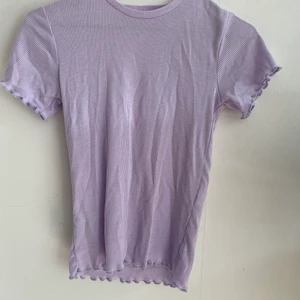 Lila gulligt T-shirt  i storlek XS 💜 - Gulligt t-shirt med volanger nertill och i ärmarna 
