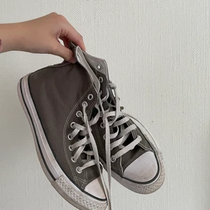 Gråa converse  - Ett par gråa converse i storlek 40. De är använda men i väldigt bra skick. Säljer då de är lite för stora för mig💓Hör av dig om du undrar något eller vill ha fler bilder💞 Säljer bara vid bra bud