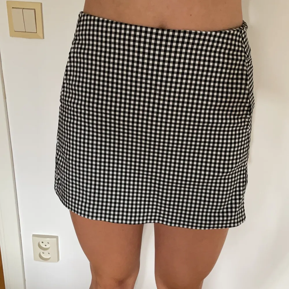 Excellent condition, checkered pattern (rutig), has pockets and zipper, size s-p and fits pretty short, bought at Urban Outfitters in USA.. Kjolar.