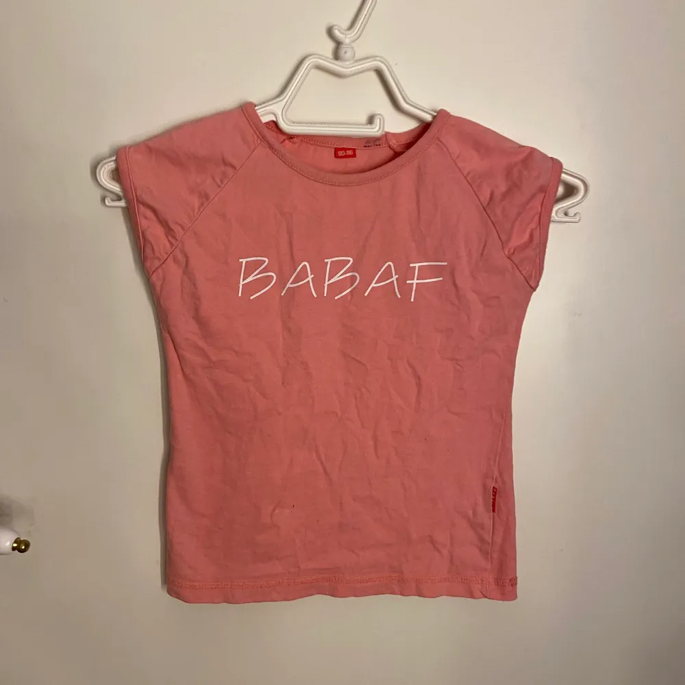 Säljer denna söta babyteen i fint skick då den inte kommer till användning! 💗 DM vid frågor osv! . T-shirts.