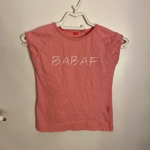 Rosa babytee - Säljer denna söta babyteen i fint skick då den inte kommer till användning! 💗 DM vid frågor osv! 