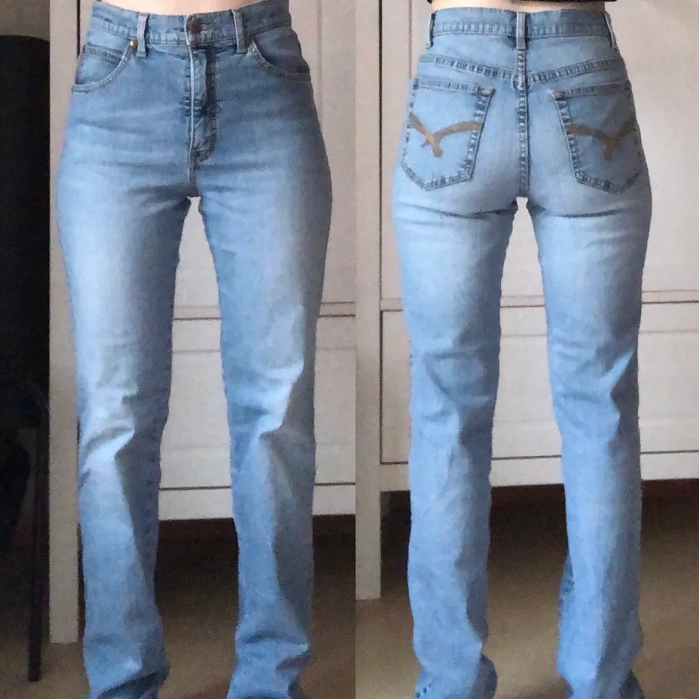 Fina ljusblåa jeans från Flash i storlek 38. Oanvända, endast provade. Kan skickas mot fraktkostnad eller hämtas i Nol . Jeans & Byxor.