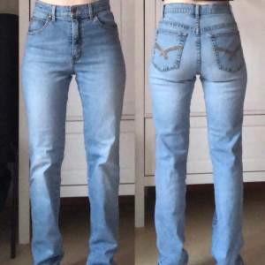 Fina ljusblåa jeans från Flash i storlek 38. Oanvända, endast provade. Kan skickas mot fraktkostnad eller hämtas i Nol 