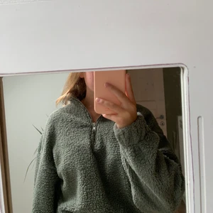 Teddietröja - Mysig teddie tröja i en jättefin grön färg. Använd en gång. Frakt tillkommer 66 kr