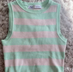 Randig topp från zara - Bilden är lånad!! 💗INTRESSEKOLL💗Populär randig topp från zarai storlek M men passar även XS, S och L beroende på hur man vill att dne ska sitta. Jag har samma topp i vit fast i S och den sitter minst lika bra. Säljer bara vid bra bud då jag tycker om den mycket dock har den inte kommit till så stor användning. Den är i nyskick då jag köpte den nyligen. Budgivning vid många intresserade! Den är slutsåld på hemsidan och i butikerna.