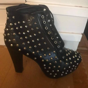  svarta högklackade  - Svarta högklackade skor med silvriga detaljer 