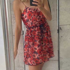 Zara - Vintage vibes av denna söta zara klänningen.😍😍 Den är köpt för många år sedan, men i fint skick & knappt använd. Storlek M, men passar mig som bär S också!