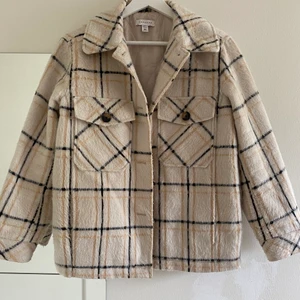Rutig jacka  - Rutig jacka från TopShop i XS. Använd men i fint skick 