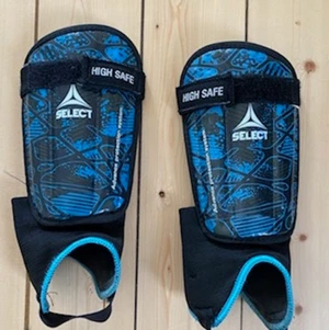 Benskydd  - Ett par blåa fotbollsbenskydd st S anpassad för barn med åldern 9-12⚽️✨
