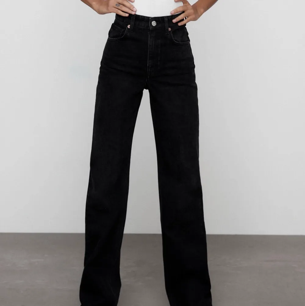 Svarta avklippta jeans från Zara som är slutsålda! Jättebra skick, säljer på grund av att de är för små. Har klippt dom kortare och passar mig som är 165. Skulle säga att de passar även de som är längre då de är fortfarande lite långa på mig. Skulle säga ungefär Max 170. . Jeans & Byxor.