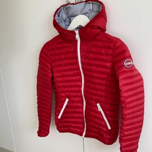 Colmar Jacka XS - Klassiker från Colmar Colmars klassiker, nu med ett stretchigare yttertyg med en skimrande effekt. En skön och härlig sommardunjacka som klarar temperaturer mellan +16 till -0°C.   Storleken på den här jackan är angiven i EU-storlek. XS