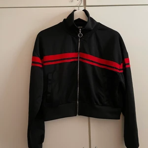 Croppad tröja  - Croppad tröja som går högt i halsen från bikbok storlek M🖤❤️ 50kr+frakt 