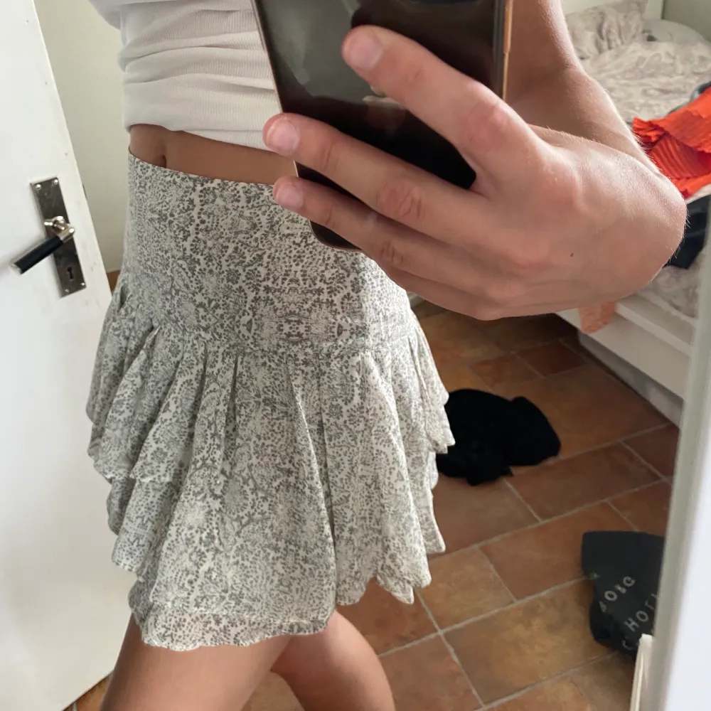 Grå/taupe mönstrig minikjol från Mango. Den har en dragkedja på sidan. Den är i storlek 34/XS men passar för storlek 36/S som jag oftast har. Köparen står för frakten:). Hameet.