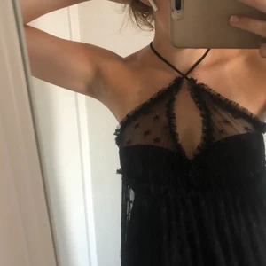 Svart långklänning med underbara detaljer! - Jag säljer denna fina lång klänning. Den har så så fina detaljer med stjärnor och är genomskinlig. Jag använde därför bara en vanlig svart klänning under. Den går att styla med banden i kors eller vanligt. Skriv om du vill ha fler bilder💕🙌🏽