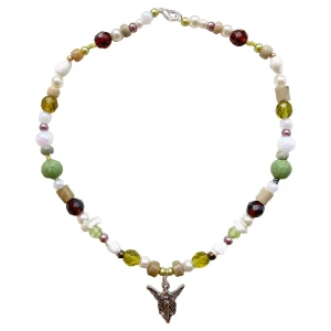 Fairy halsband 🧚‍♀️  - Handpärlat halsband med en samling av olika sorters pärlor! Ca 35cm så sitter lite som en choker, DM vid frågor & fler bilder osv! 🤎