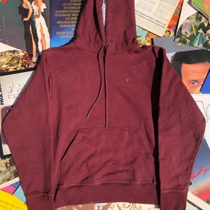 HOODIE!! 💿💿 - Säljer en riktigt klassisk vintage champion hoodie från tidigt 00-tal, som är vinröd med lite bruna toner. Det är en tidlös hoodie som funkar najs till vadsom. Tröjan är i bra vintage skick men det finns några små hål, skickar bild om det önskas. Tröjan är storlek S men skulle snarare säga att den är S/M. Det är bara att skriva om det är något. Ord pris: 299kr! ✌🏻🌱💫