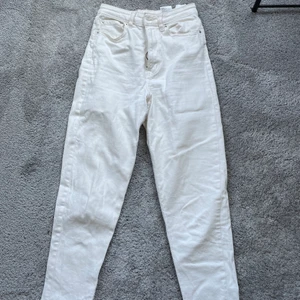 Vita jeans - Vita jeans ifrån HM i storlek 36. Passar mig som är 1,70 cm lång. Använd några fåtal gånger. Köparen står för frakt