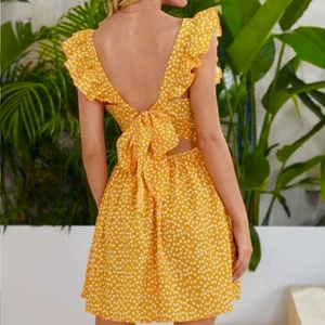 Vacker klänning 💛 - Säljer denna klänning eftersom den inte kommer till användning! Den är i storlek M men passar mig som har S då man kan knyta den efter din egen passform💕