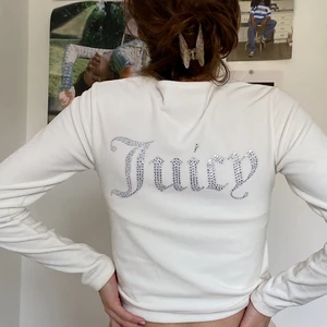JUICY X URBAN OUTFITTERS  - As skön och mjuk🦦💕 Använd ungefär 2 gånger, alltså i super bra skick! Verkar som att den inte finns kvar på hemsidan! PASSAR MIG MED STORLEK XS/S!! Originalpris- ungefär 600kr
