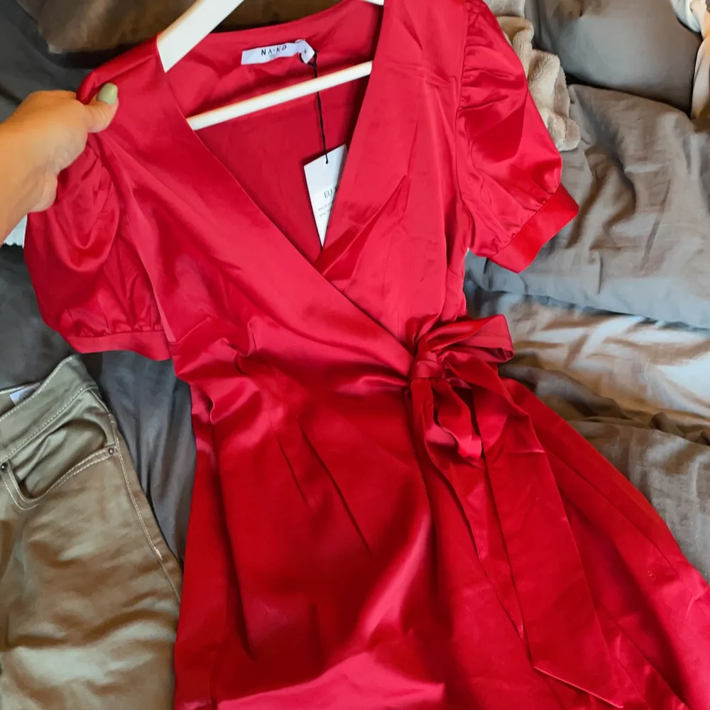 Superfin oanvänd röd klänning från Nakd. Har en liknande. 499kr ordinarie pris . Klänningar.