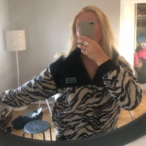 Fleecetröja i urban tears - Från junkyard, strl M, i fräscht skick och i fleece, nypris 500