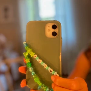 Grönt mobilband!💚🧚 - Ett fint och trendigt grönt mobilband, som du kan köpa tillsammans med de andra eller ensamt! Bandet är egengjort och tillverkat av gröna och blåa pärlor med texten ”Fairy”! Kostnaden är 25 kr + frakt 💚🧚