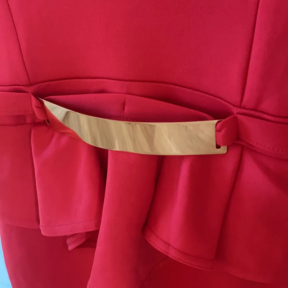 Röd klänning med gulddetaljer från Nelly, aldrig använd! Prislappen är kvar.  ✨ Köpt för 100 kr, säljer för ENDAST 49 KR RABATTERAD PRIS! . Klänningar.