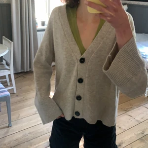 Superfin Beige Kofta - Jättefin beige kofta från STOCKH LM i storlek M som passar xs-m beroende på hur man vill att den ska sitta💚 Mkt bra skick! Pris kan diskuteras 