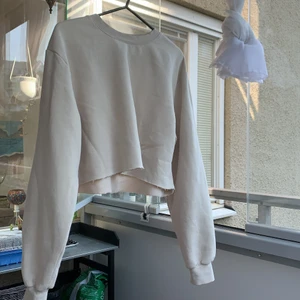 cropped hoodie - supermjuk beige hoodie som är avklippt en bit så att den är lite cropped. Dock ganska lång på mig som är 160 så går att klippa av mer om man skulle vilja ha den kortare. Möts i stockholm eller skickas mot att köpare betalar frakt.