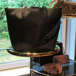 Michael kors väska  - Michael kors väska två i en använd i ett år bra skick. Köptes för cirka 2500 kr säljes för 700kr