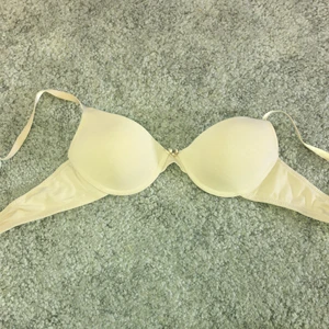 Nude BH från Lindex  - En nude BH från Lindex, har använt för ett tag sen men har tvättat och den är i bra skick, säljer pga att den är för liten för mig, den är storlek 75A