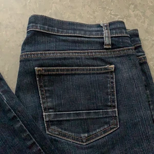Bootcut jeans - Low waisted bootcut jeans i 90-tals modell. Sitter superfint på.