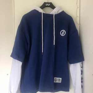 Hoodie  - En skitsnygg hoodie som tyvärr bara använts få gånger. Samma hoodie som Suga bär, den är inte lika mörkblå som på bilden, är mer likt originalet. Den är lite nopprig vid slutet av armarna annars är den i bra skick. 199kr inklusive frakt!