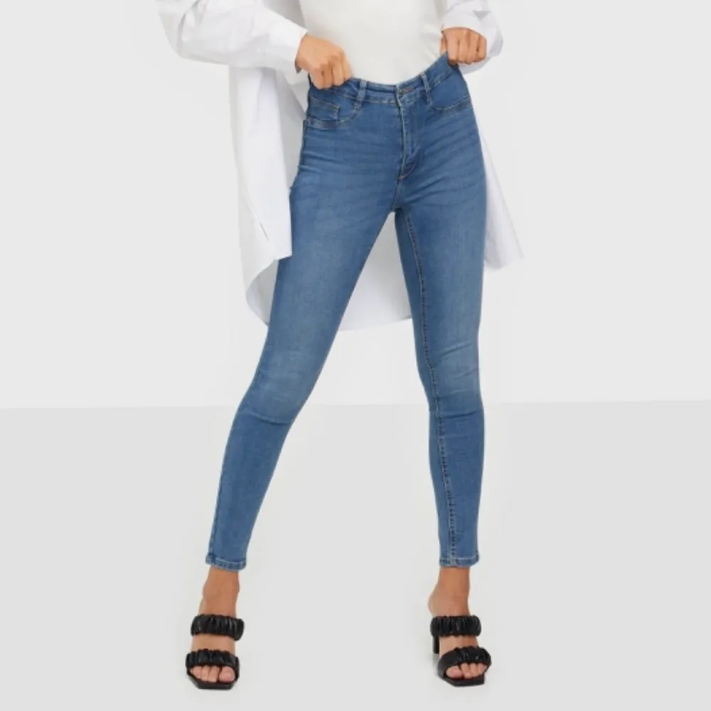 Blå skinny jeans Från: Gina Tricot  Storlek: XS  Skick: använt nån gång men är som ny!  Original pris: 299kr Säljer: 129kr + frakt 📦. Jeans & Byxor.