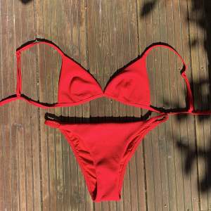 Jättesöt röd bikini stl xs. Superskönt material. Köpt för 400 kr, så superbra material. Säljer för inte kommit till användning. 