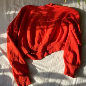 Röd, croppad hoodie från Bik Bok. Använd men i bra skick. ♥️