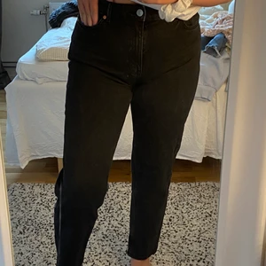 Svarta jeans - Jag säljer dessa jeans då dom bara ligger i graderoben och inte kommer till användning. De är lätta att röra sig i och väldigt bekväma. Dom går precis ner till fötterna på mig som är 162cm lång.